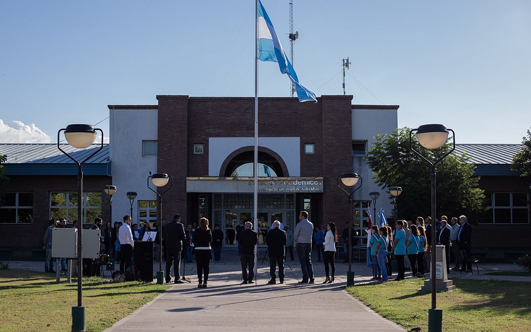 Izamiento de la Bandera Nacional en el Campus