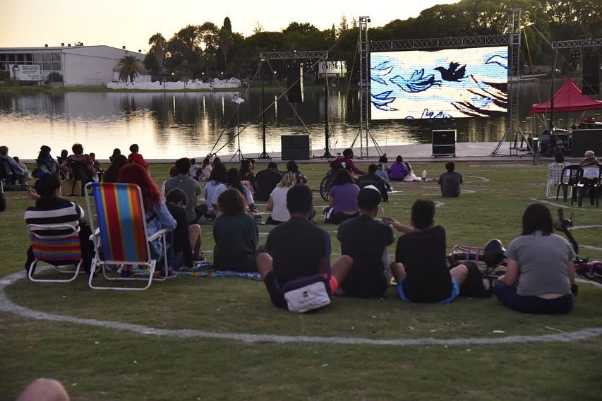 La historia de la UNVM inauguró el ciclo «Cine bajo las estrellas»