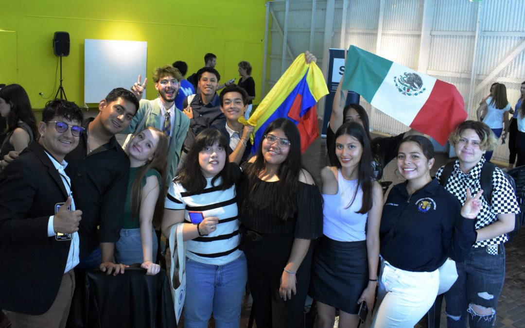 Darle la vuelta al mundo: Llegaron 13 estudiantes internacionales