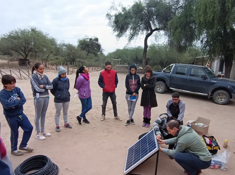 Básicas: Instalan bombeo solar en Escuela Campesina