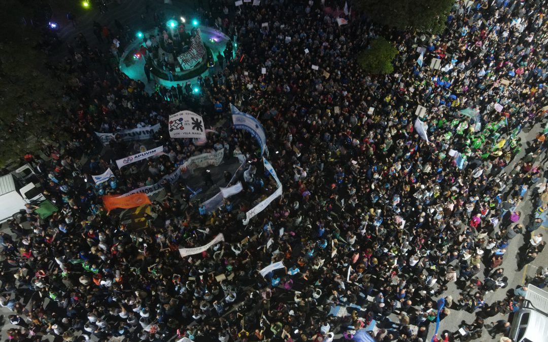 Multitudinaria marcha por la Educación Pública