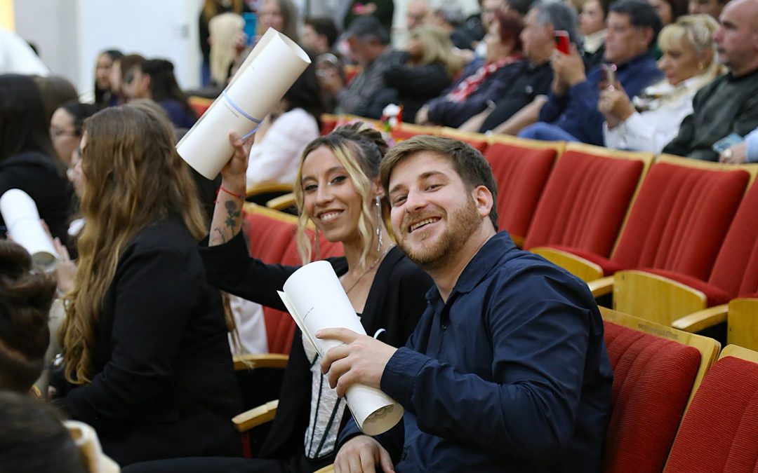 Más de 400 egresadas y egresados reciben su diploma en la Universidad de Villa María